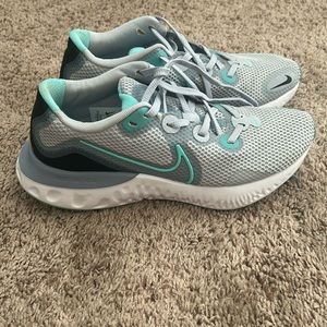 Lightly used W8 Nike sneakers gray and teal